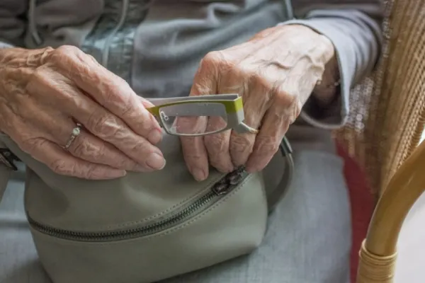 Lovitură pentru pensionarii cu venituri mici. Ar putea rămâne cu și mai puțini bani