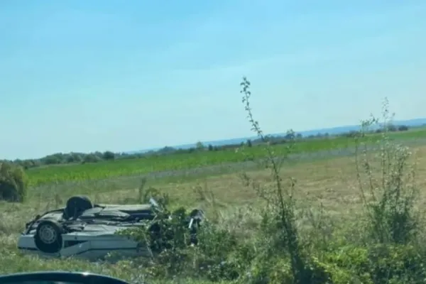 Accident grav în Gorj, cu multiple victime: Intervenția SMURD după ce o mașină s-a răsturnat și a ajuns în câmp, o alta este avariată