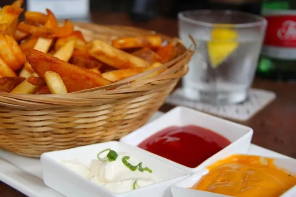 Iohannis a promulgat o nouă lege. Ce obligații vor avea restaurantele și firmele de catering față de clienți