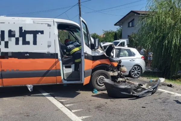 Accident GRAV într-o localitate din Satu Mare. Şase persoane, inclusiv doi minori, sunt rănite FOTO
