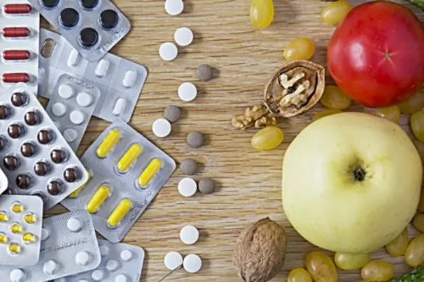 8 combinații periculoase între alimente și medicamente: evită-le cu orice preț, dacă nu vrei să ajungi la spital
