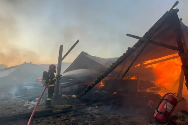 Incendiu uriaș la un depozit de carburant și material lemnos, în Mureș - O persoană A MURIT, alte 3 sunt în stare gravă - A fost emis mesaj RO-ALERT