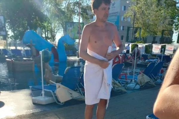 Nicușor Dan, în prosop, la mare - Primarul se relaxează în timp ce bucureștenii n-au apă caldă de la 1 august