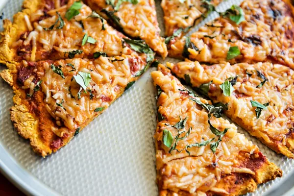 OTRAVA din farfurie: PIZZA cu până la 25 de aditivi și 65 de grame de zahăr per porție, în restaurante sau la comenzi online