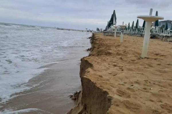 Furtunile au făcut ravagii în Italia. Plajele de la Marea Adriatică sunt de nerecunoscut