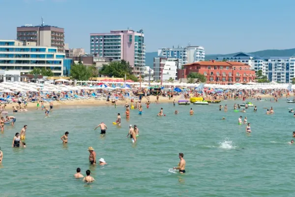 Turiștii români care au fugit din vacanța de pe litoralul Bulgariei avertizează: „Este un focar, efectiv! Stări de vomă, diaree, dureri de cap și musculare, ne simțim cumplit!”