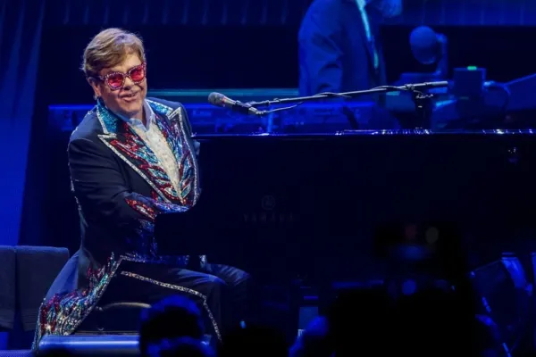 Elton John, de 76 de ani, spitalizat de urgență după un accident în vila sa din Nisa