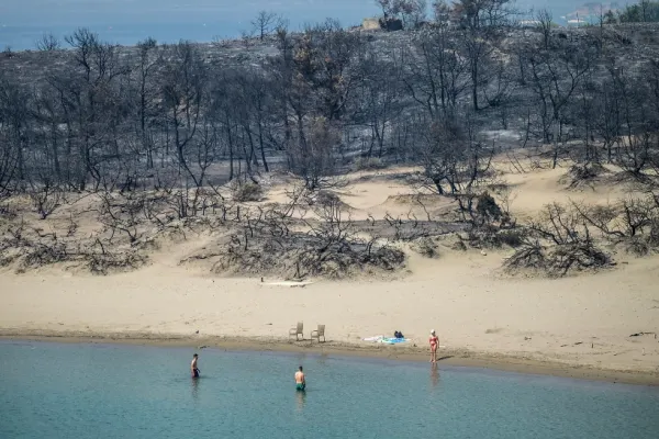 DECIZIA guvernului elen pentru turiștii evacuați din Rhodos din cauza incendiilor: vacanță gratuită