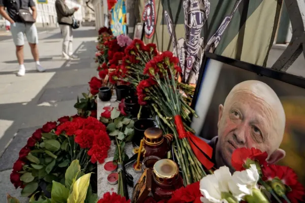 Orașele din Rusia, inundate de flori în memoria lui Prigojin. Oamenii i-au făcut adevărate altare