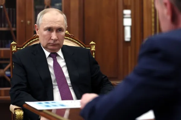 Vladimir Putin apasă pedala propagandei până la podea. Care sunt noile direcții de dezinformare trasate propagandiștilor de la Kremlin