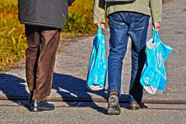 Poliția, în alertă! O nouă metodă de înșelăciune face victime printre bătrâni: alimente gratuite în schimbul datelor de identitate