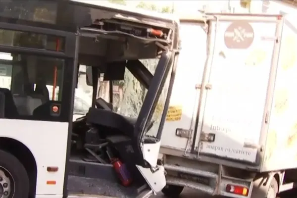 Accident grav în București - Șoferul unui autobuz STB a rămas încarcerat după ce a lovit o autoutilitară