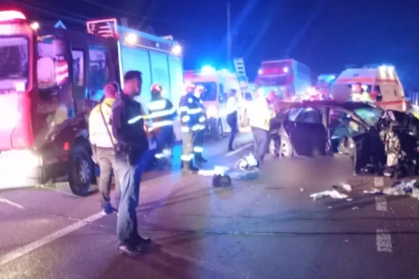 Accident grav, în jud. Suceava: 3 morți, după ce mașina a intrat într-un stâlp. Alte două victime, în stare gravă - FOTO