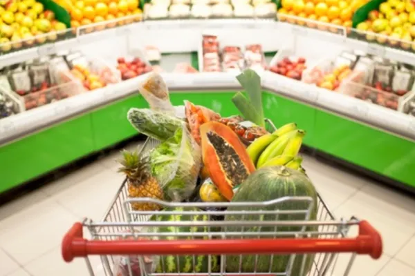 Prețul alimentelor continuă să crească, în ciuda anunțurilor de scădere a inflației. Cartofii s-au scumpit cu 6 %, legumele și conservele cu aproape 3%
