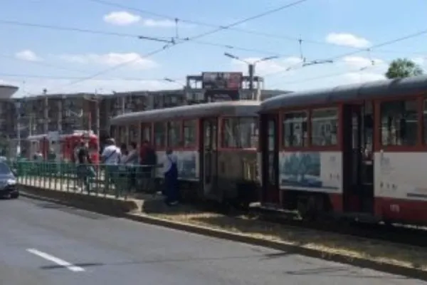 Accident înfiorător la Arad. O femeie a murit, prinsă sub tramvai, după ce căruciorul în care era fiica ei cu handicap s-a blocat între uși