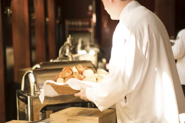 Taxat cu 2 euro pentru că i s-a tăiat pâinea în două. Cum se justifica restaurantul: „Am folosit farfurii și șervețele suplimentare"