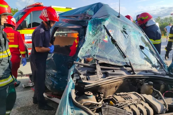 Accident îngrozitor în Prahova. Un om a murit, trei sunt în stare gravă. Pompierii militari, echipele de descarcerare și elicopterul SMURD intervin în forță