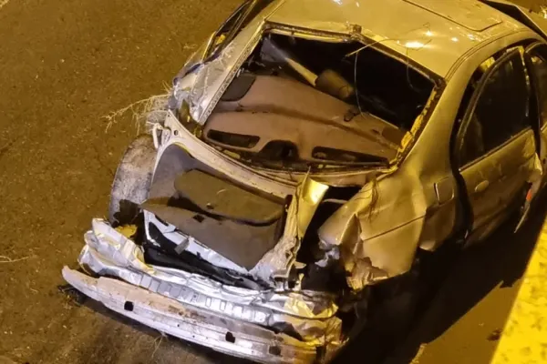 Accident extrem de violent în Pasajul Muncii din Capitală! 4 persoane au ajuns la spital - O mașină s-a transformat în armonică - FOTO
