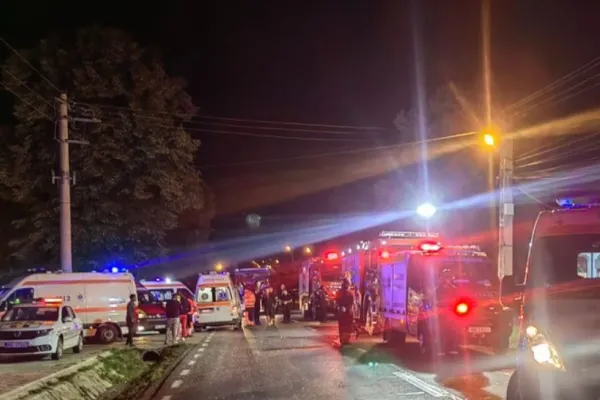 Val de accidente grave pe șoselele din România: Cel puțin un mort și peste 60 de răniți - Plan Roșu activat în Iași - FOTO&VIDEO