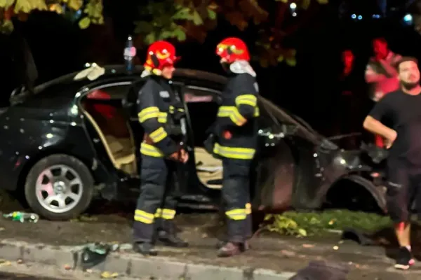 Accident violent pe bulevardul Iuliu Maniu din Capitală! O mașină s-a izbit de un copac - Imagini incredibile