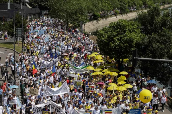 Sindicatele anunță proteste cu sute de mii de oameni, în luna aprilie, și acuză guvernul Bolojan că refuză dialogul social