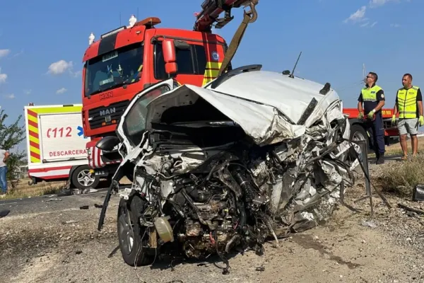 Accident violent în Iași, la Miroslava: Un bărbat de 40 de ani a murit pe loc după ce a intrat cu mașina sub un TIR - VIDEO