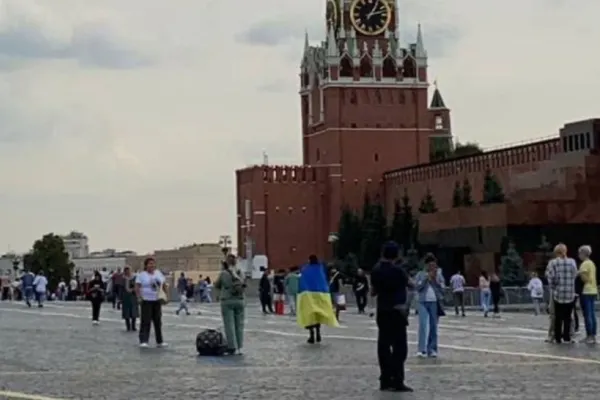 Sfidare maximă sub nasul lui Putin - Gest de curaj nebun la Kremlin: O tânără a defilat învelită în steagul ucrainean în Piața Roșie