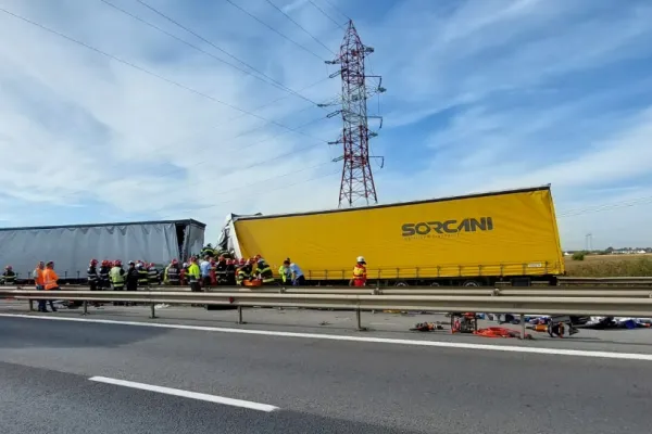 Accident grav, pe A1. Microbuz de transport pasageri, strivit între două tiruri: 5 morți, 2 răniți. Numărul victimelor ar putea crește - FOTO și VIDEO