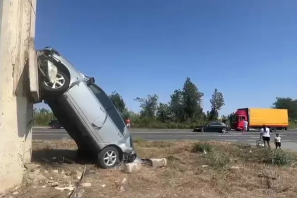 Accident spectaculos, la intersecția localităților Medgidia și Cuza Vodă: o mașină s-a urcat pe un stâlp - VIDEO