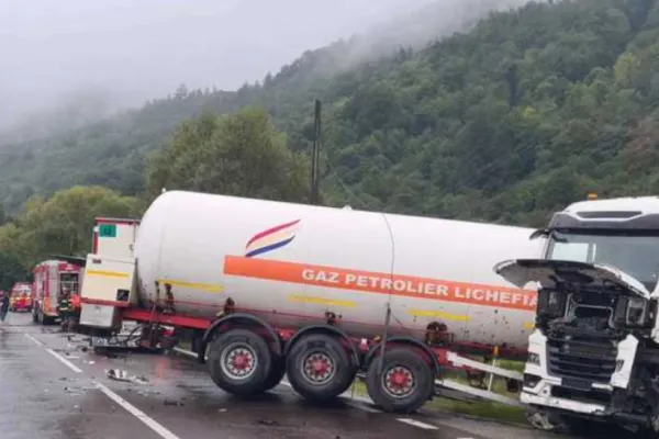 Pericol de explozie pe Valea Oltului, după ce o cisternă GPL și un TIR s-au ciocnit! Scurgeri de motorină pe asfalt - Intervenție în dinamică