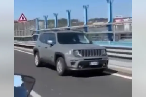 Mașină condusă de un șofer român, surprinsă în marșarier și pe contrasens, pe o șosea din Italia! Imagini halucinante - VIDEO