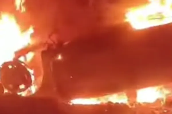 Un șofer beat a scăpat cu viață după două accidente și un incendiu! Mașina în care se afla bărbatul a ars ca o torță