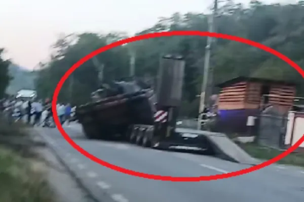 Un tanc a căzut de pe platforma care îl transporta! Șoferul a evitat în ultima clipă un pieton care traversa neregulamentar