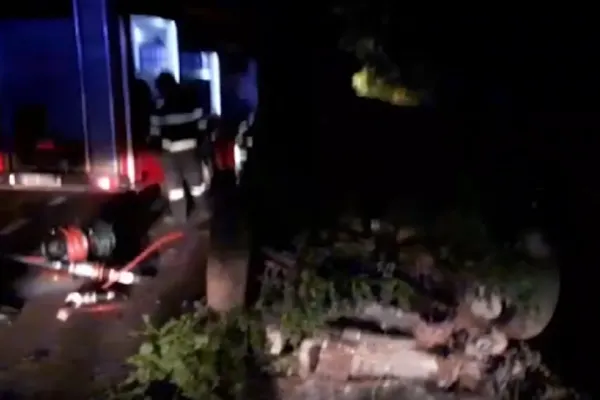 Beat la volan, un bărbat era să-și omoare soția și cei doi copii minori! Accident cumplit în județul Vaslui
