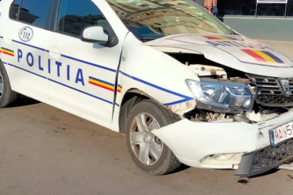 Carambol în Iași cu 3 mașini: O autospecială de poliție a provocat coliziunea - Primele imagini cu accidentul