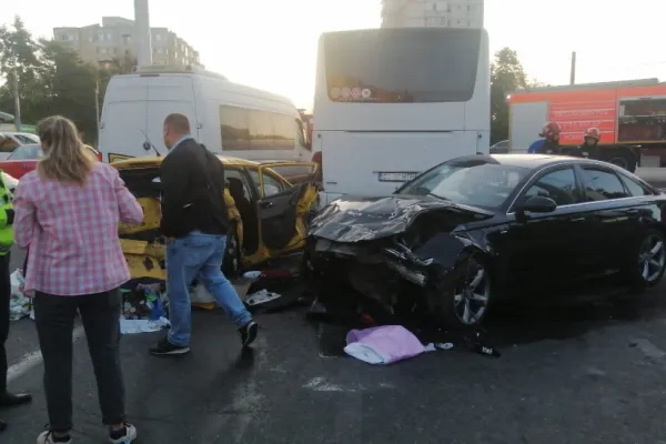 Accident spectaculos în Constanța - 4 mașini s-au lovit într-un sens giratoriu: 7 victime, între care un sugar - FOTO