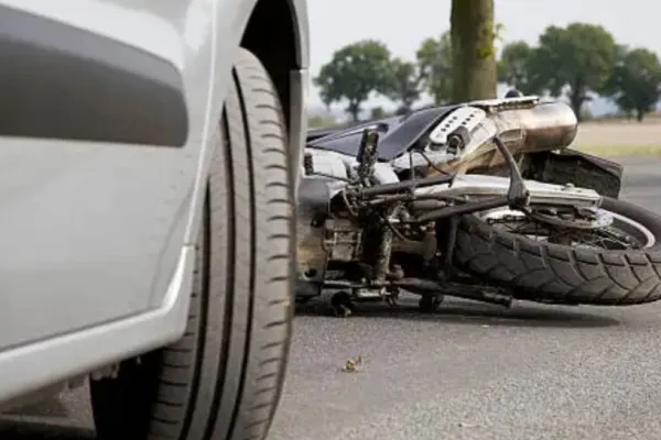 Tineri de 18 și 20 de ani, aflați pe o motocicletă, morți într-un accident violent. Aveau un ghiozdan plin cu droguri