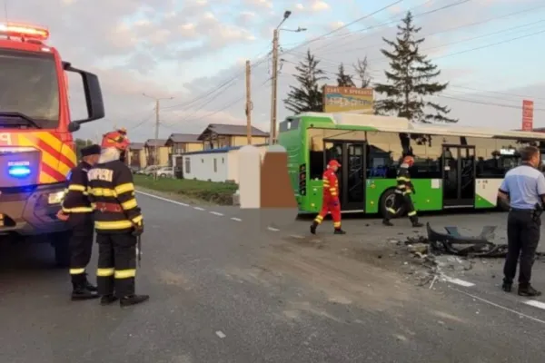 Autobuz plin cu călători, accident violent în Piatra-Neamț. Desfășurare de forțe la fața locului: cel puțin o victimă