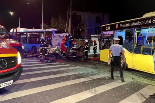 Accident grav, în Sibiu. Două autobuze și un autoturism, făcute praf: un morți, doi răniți