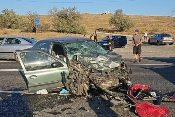 O minoră de 16 ani a băgat doi oameni în spital după ce a făcut accident cu mașina