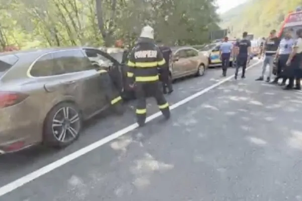 Accident grav pe Valea Oltului - Trafic blocat, trei persoane au nevoie de îngrijiri medicale