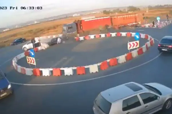 Accident rutier grav la Lețcani - Un camion s-a răsturnat după ce șoferul ar fi adormit la volan - VIDEO