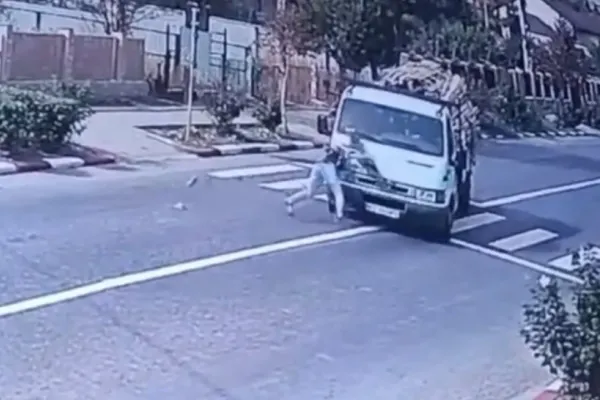 Femeie cu copil în brațe, spulberată pe trecerea de pietoni, pe o șosea din BUZĂU - VIDEO