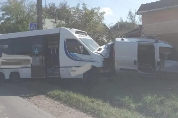 Accident grav în Mureș. Un autoturism a fost spulberat de un microbuz. 16 oameni sunt răniți