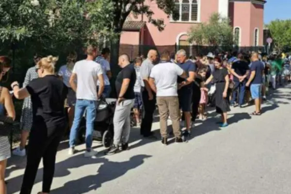 Sute de români din Italia au protestat față de închiderea bisericii pe care o frecventau de 10 ani