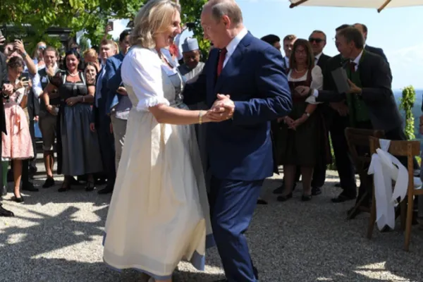 Fostul ministrul de externe al Austriei se mută în Rusia - Karin Kneissl, personaj controversat după ce a dansat la nunta sa cu Putin