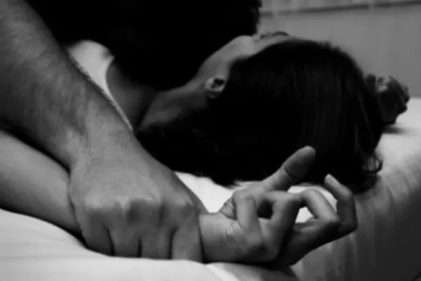 Acuzații grave, o fostă jurnalistă susține că un fost coleg că ar fi agresat-o sexual: "Am zis NU, iar el m-a violat". Presupusul agresor "Nu a fost viol, am avut o relație"