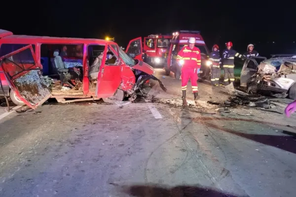 Accident înfiorător cu persoane ÎNCARCERATE. Un microbuz s-a ciocnit cu un autoturism în jud. Brașov