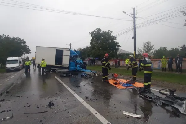 Tragedie în Neamț. O fată de 16 ani a murit, iar 4 persoane sunt grav rănite, în urma unui accident pe E 85/FOTO
