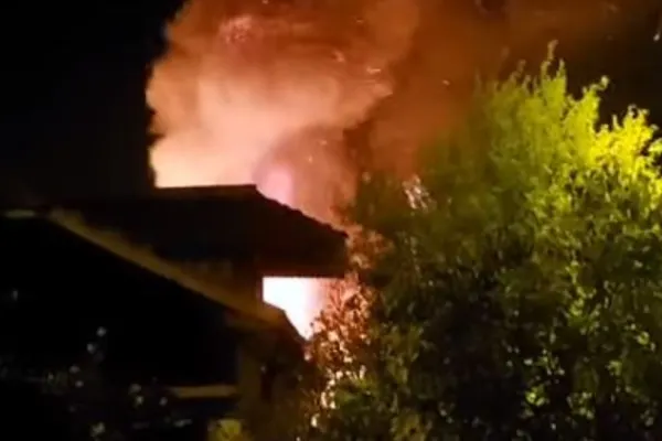 Accident suspect în Voluntari. Un bărbat a murit după ce a căzut de la etaj, dintr-un apartament din care ieșea fum